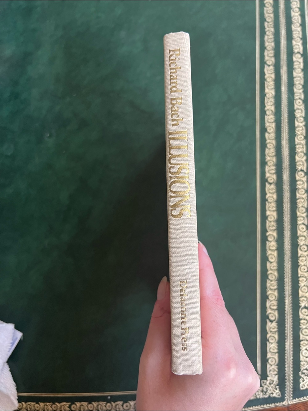 Hardcover Book Illusions: The Adventures of a Reluctant Messiah by Richard Bach